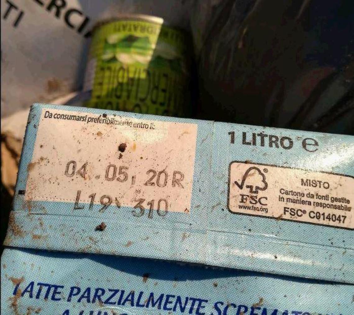 Generi alimentari per i bisognosi gettato nella spazzatura: sdegno unanime