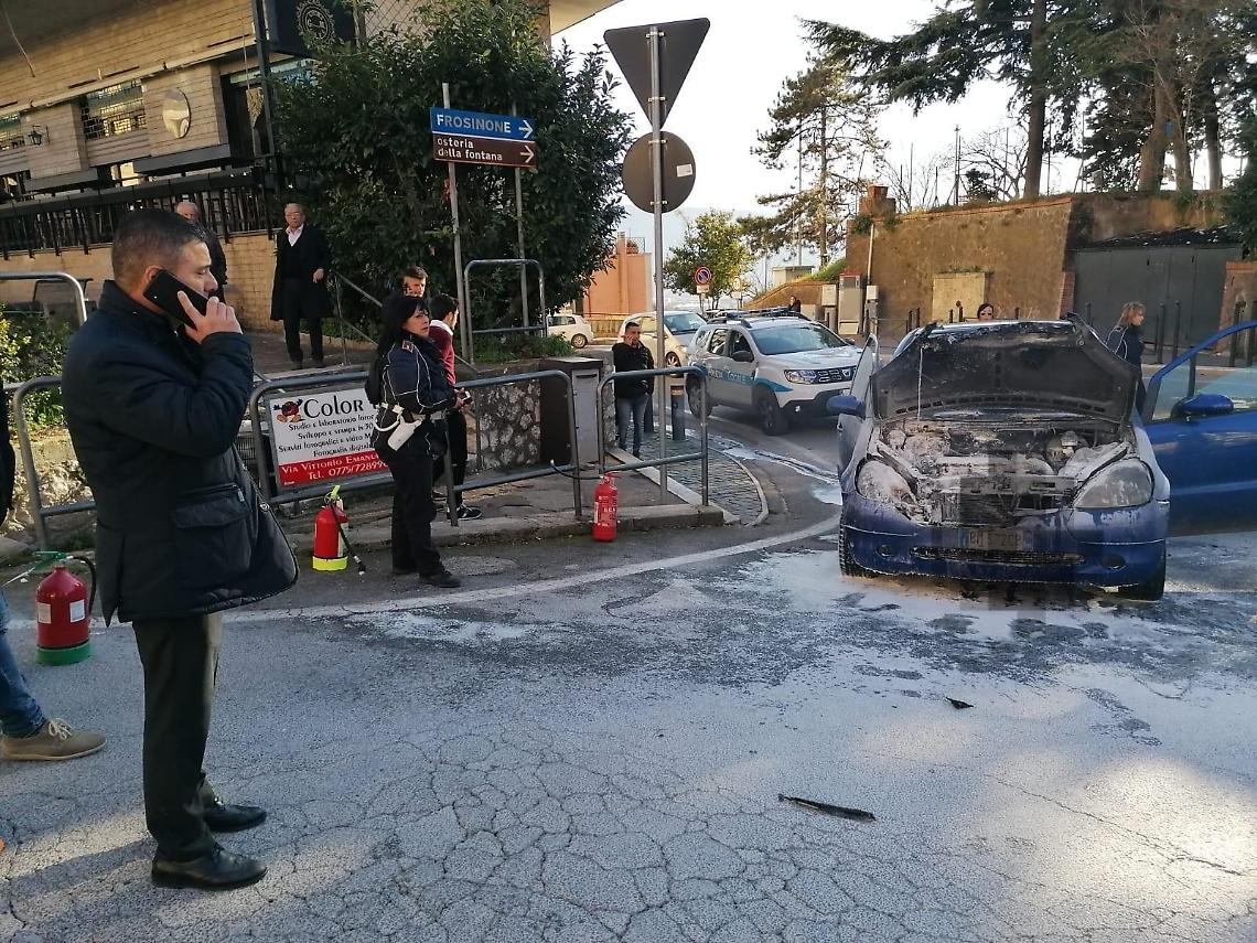Auto a fuoco in centro, ci pensa il sindaco: Natalia spegne il rogo