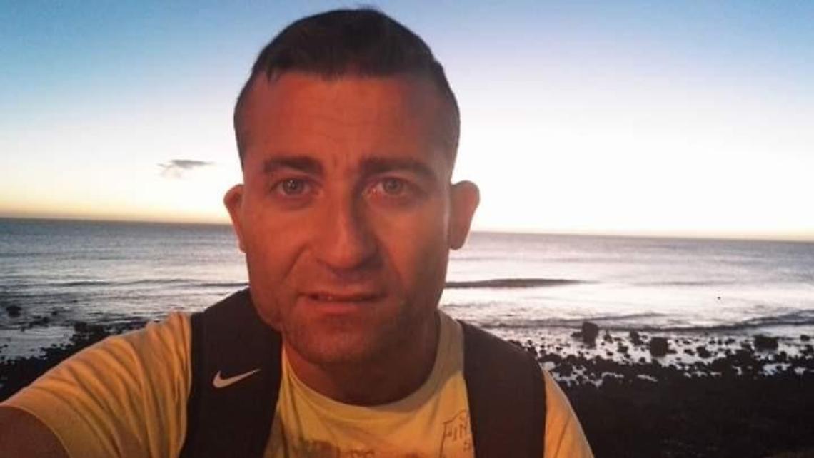 Ucciso da un malore mentre vede la tv sul divano: la richiesta di aiuto ai genitori