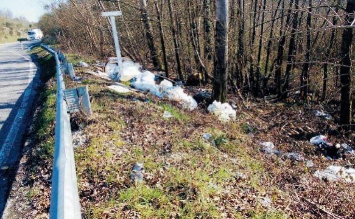 Una piazzola di sosta trasformata in discarica: il degrado è servito