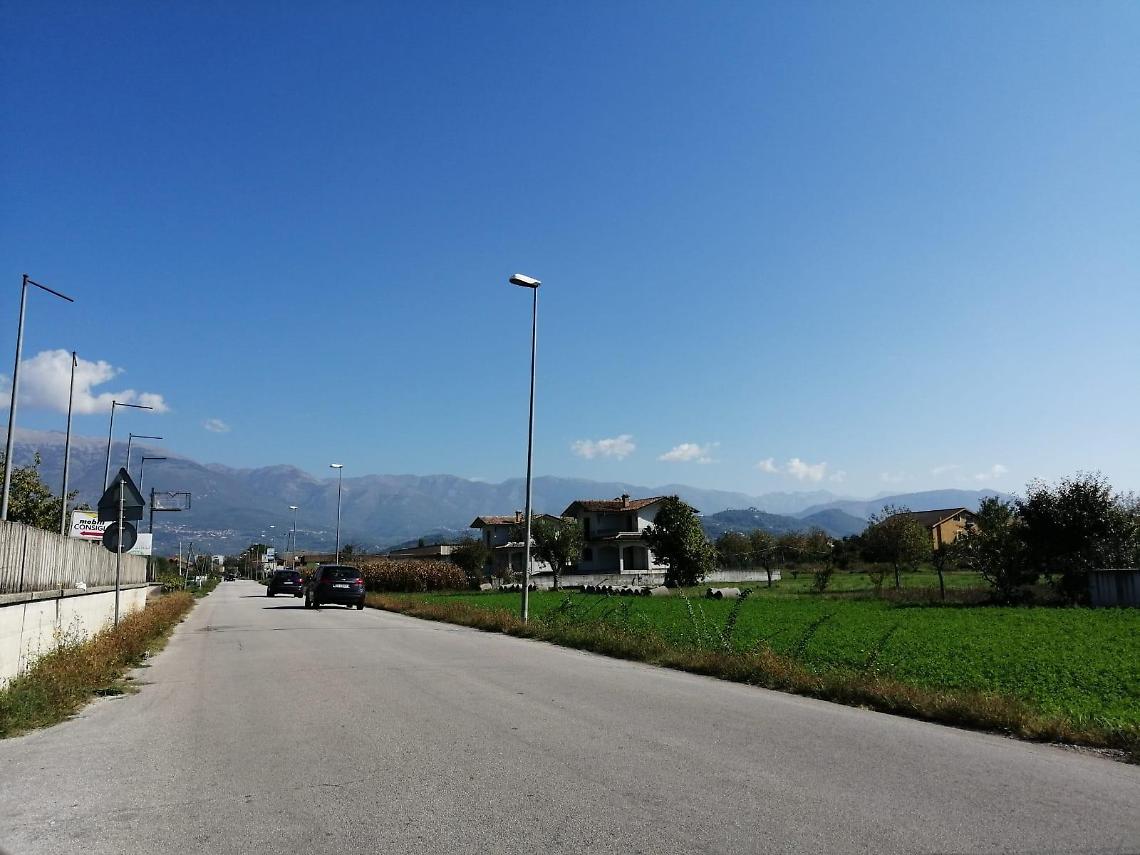 Danneggia un lampione con l'auto della moglie: gli costa caro