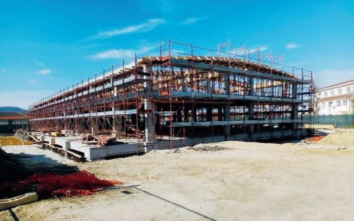 Nuova scuola elementare, si lavora senza sosta per completare l'edificio