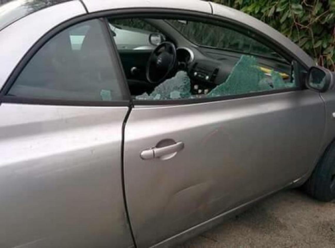Risveglio shock per i residenti in centro: auto vandalizzate e derubate