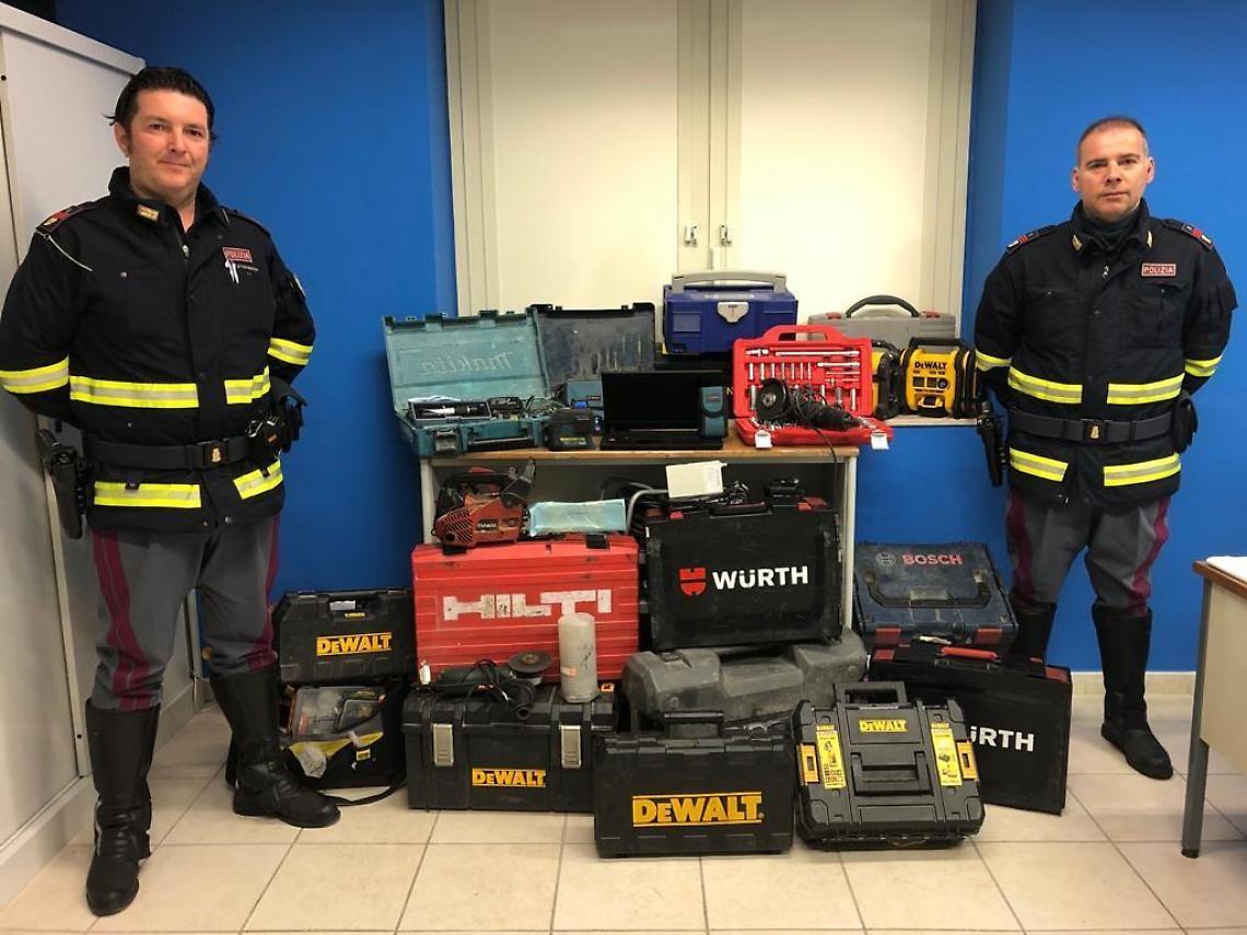 Fermati con l'auto piena di merce di dubbia provenienza: due denunciati