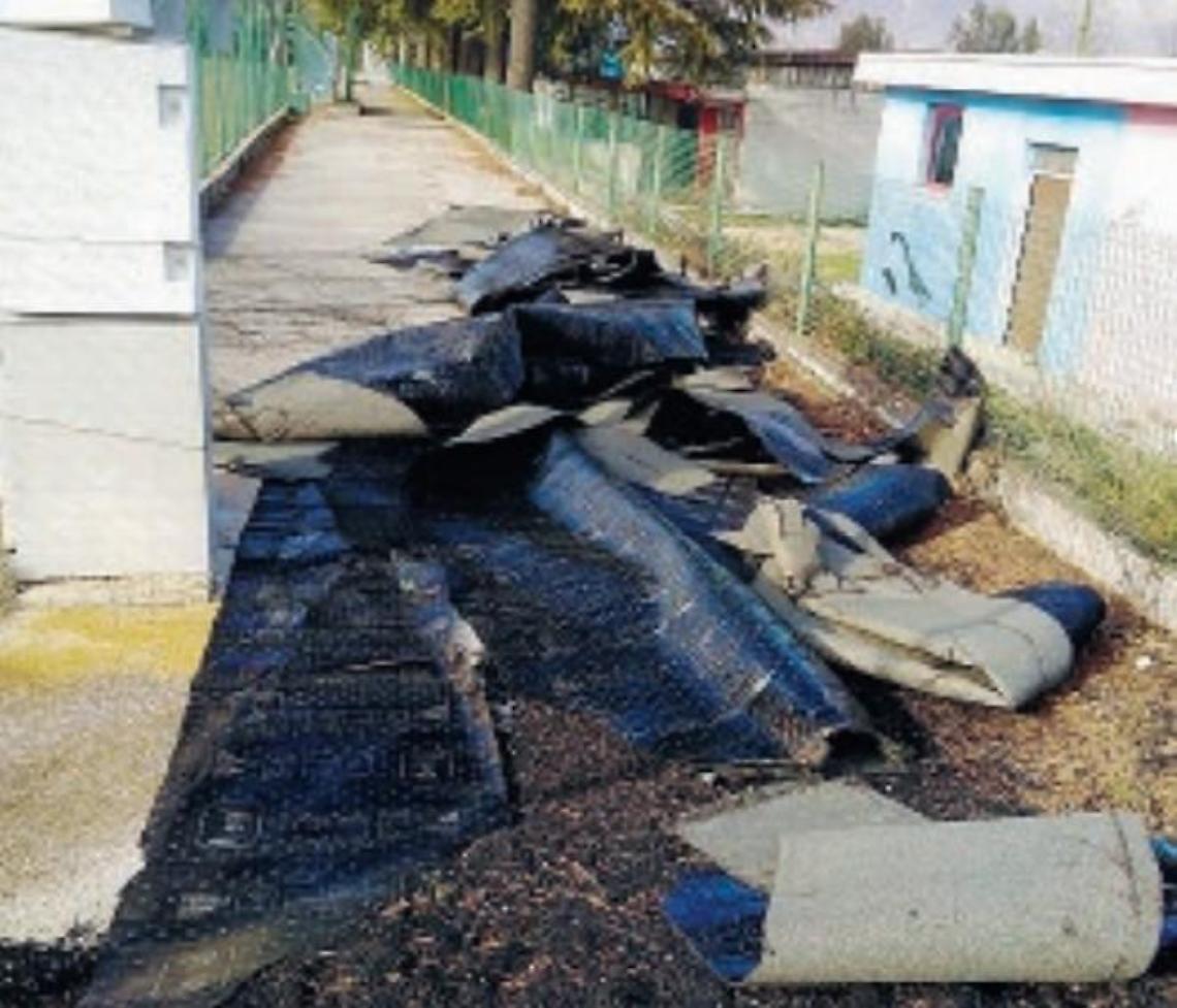 Il vento danneggia la copertura del campo sportivo: ancora problemi al Montorli