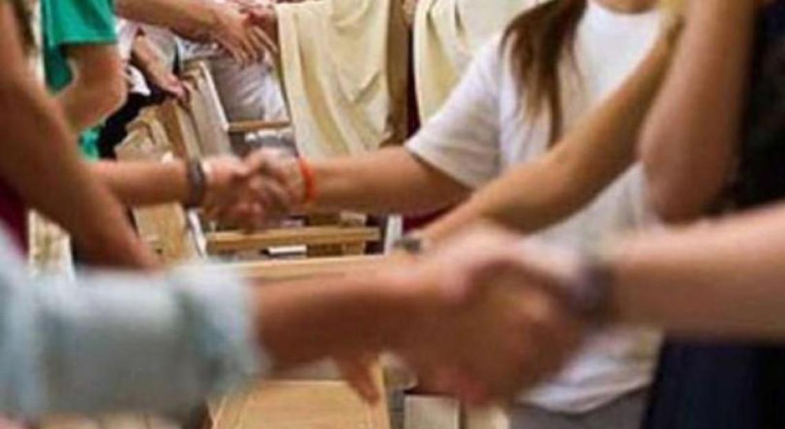La chiesa ai tempi del coronavirus: via il segno di pace e le acquasantiere