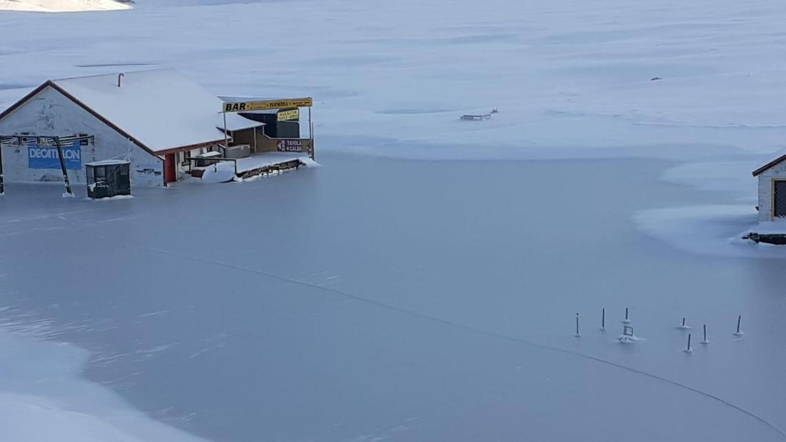 Campocatino trasformato in un lago: il clima impazzito "ammazza" la stagione