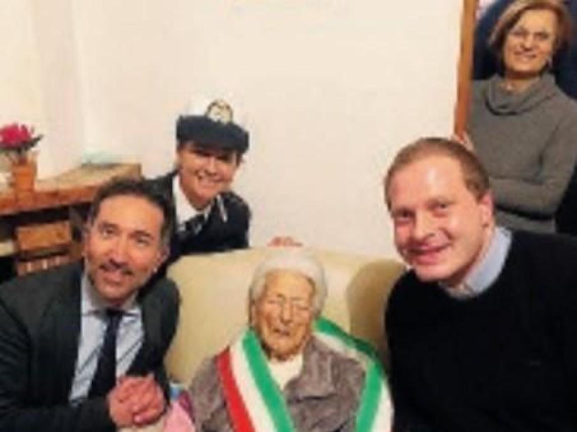 Cento candeline per nonna Maria: per un giorno diventa sindaco del paese