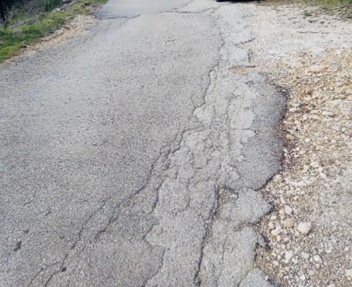 Strada nel dimenticatoio da anni: tra asfalto danneggiato e zero illuminazione