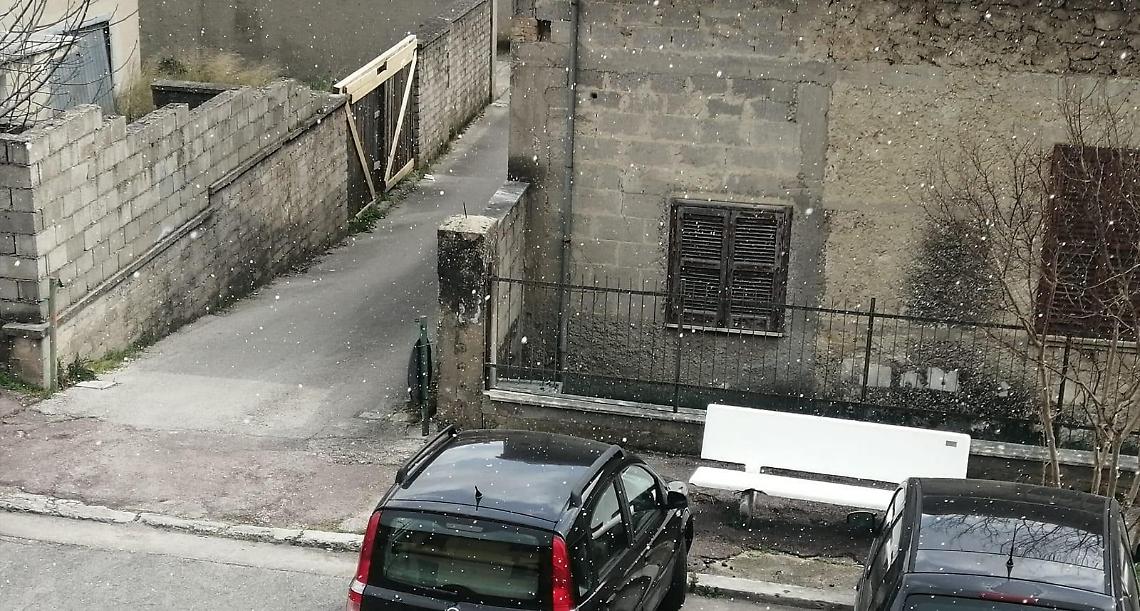 Fiocchi di neve su Sora: la gioia dei più piccoli costretti in casa per la quarantena