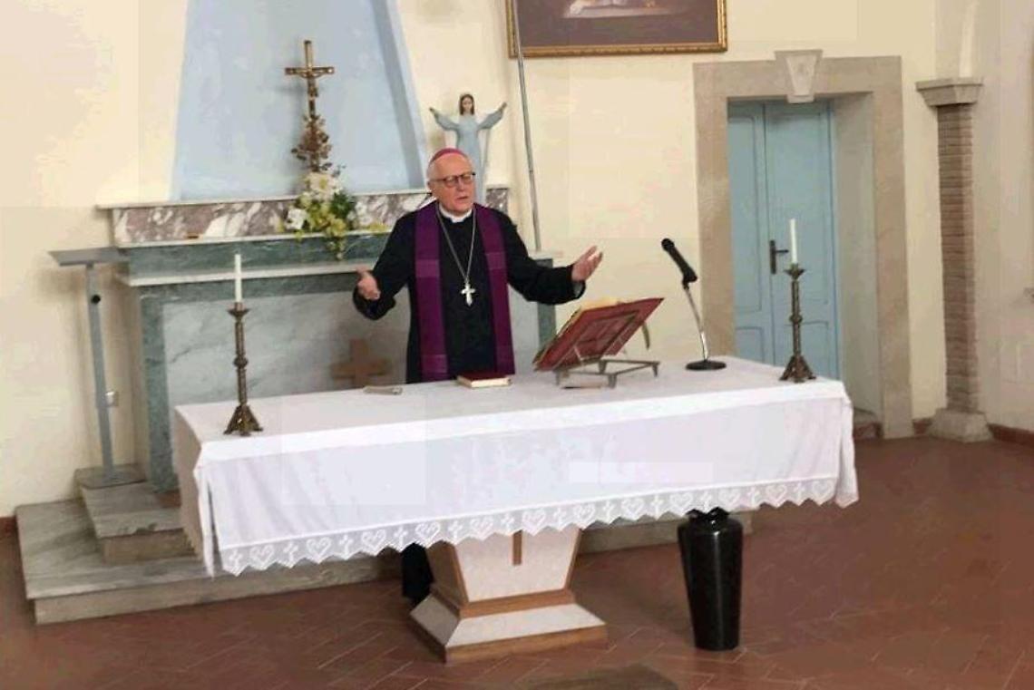 Visita privata al cimitero: Monsignor Spreafico benedice tutti i defunti