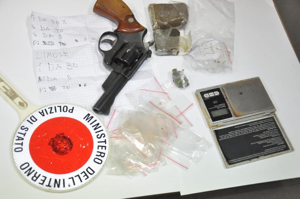 Ruba una pistola al padre e la vende a un pusher per la droga: un arresto e due denunce