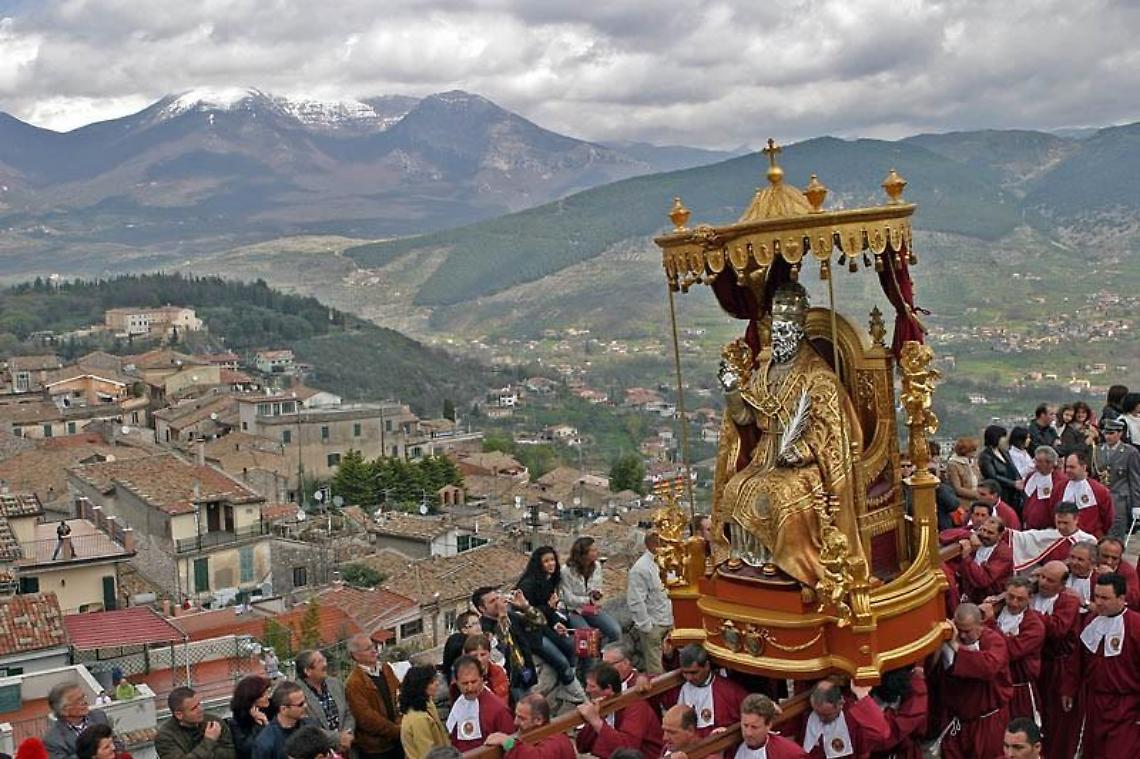 Alatri, la reliquia del Braccio di S.Sisto in processione in città. Ma senza fedeli