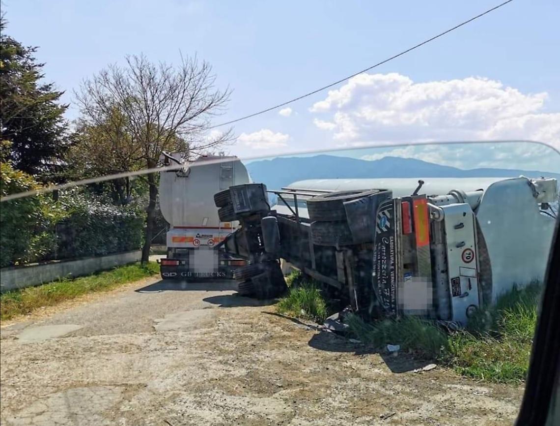 Paura in strada: autotreno si sbilancia e il rimorchio finisce in una cunetta