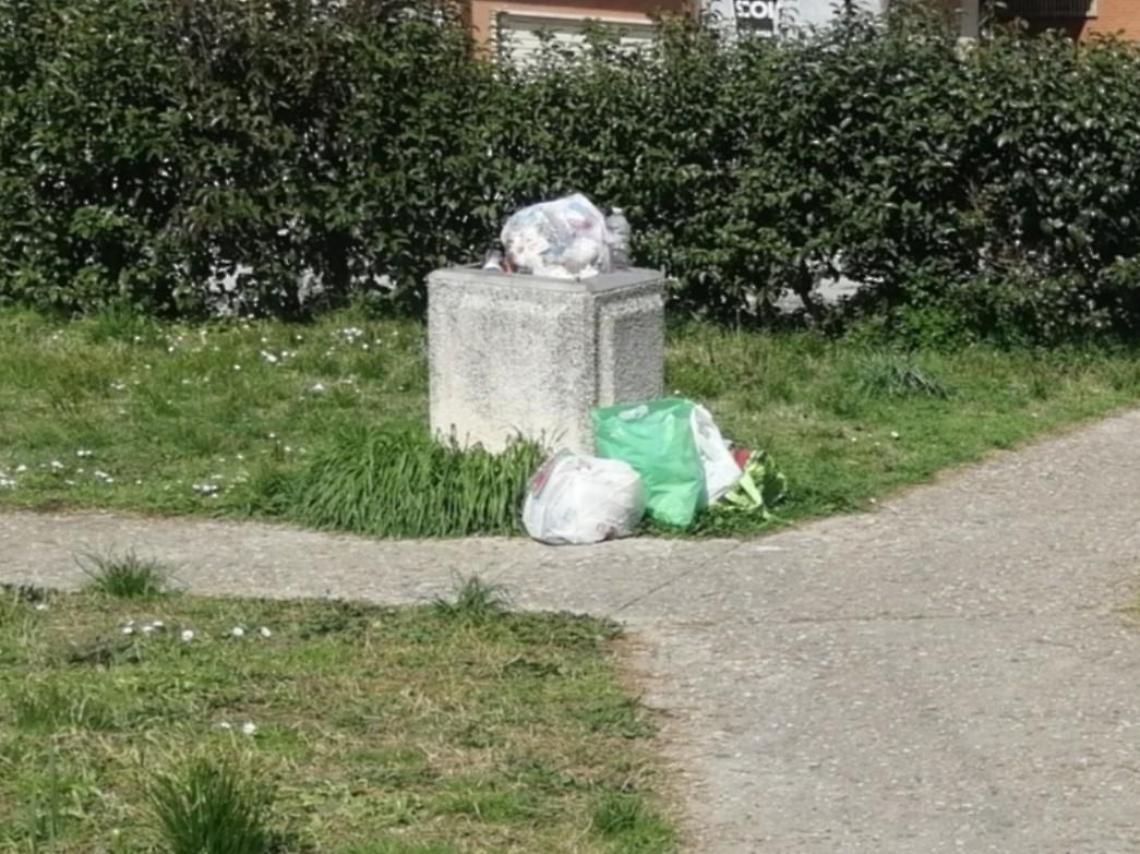 Buste di rifiuti abbandonate sotto casa e cattivi odori: la gente è stufa