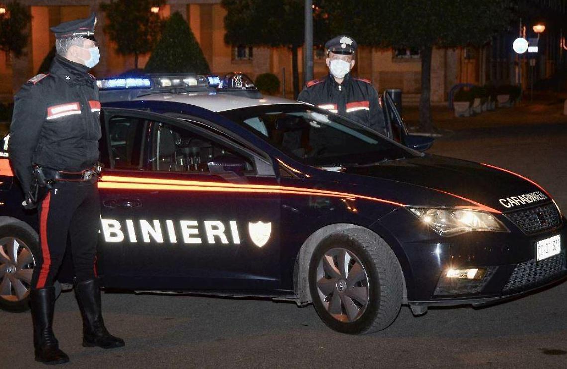 Ancora escono di casa senza motivo. Stretta dell'Arma: 37 persone nei guai