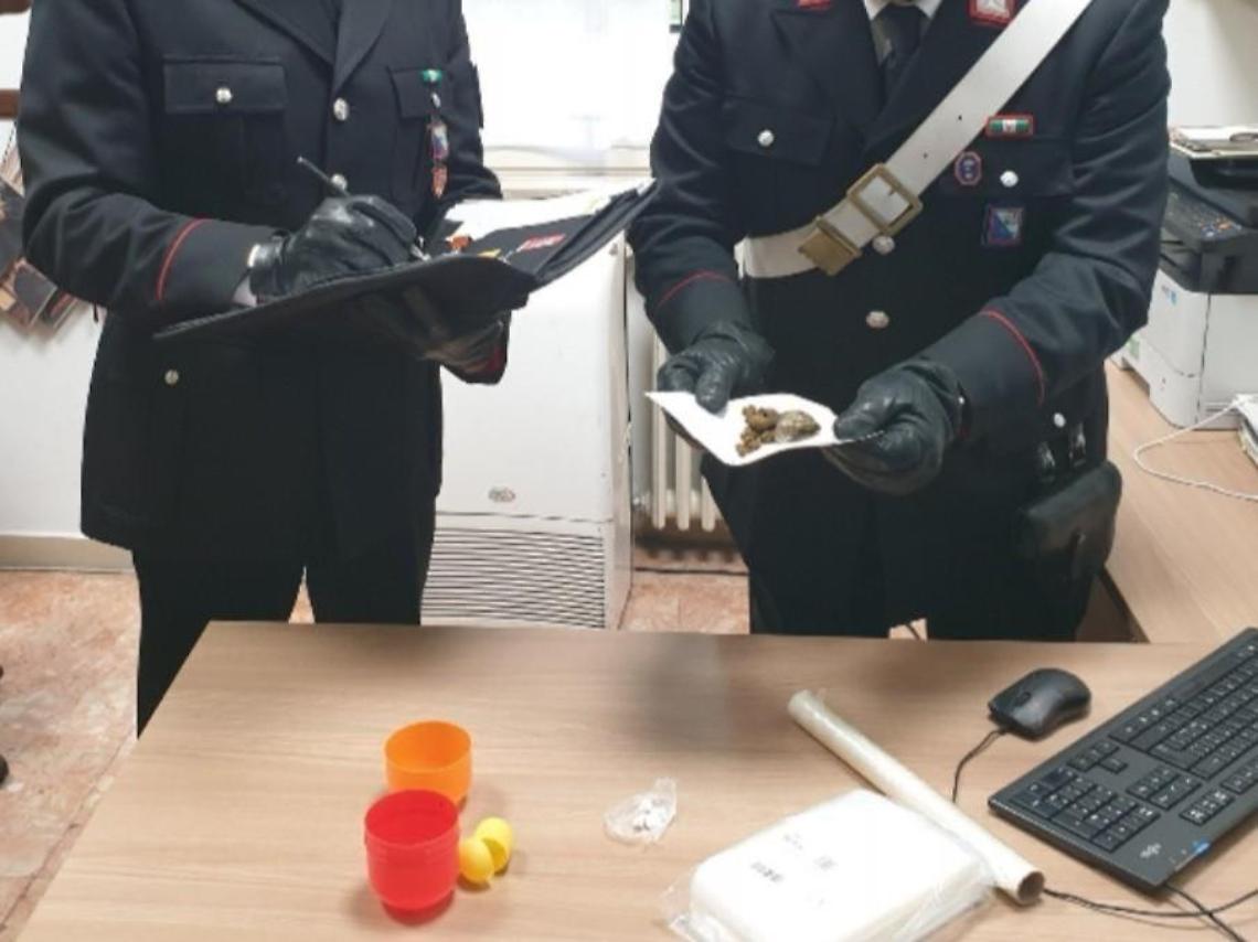 Il covid non frena lo spaccio, arrestato pusher 27enne: aveva cocaina e hashish