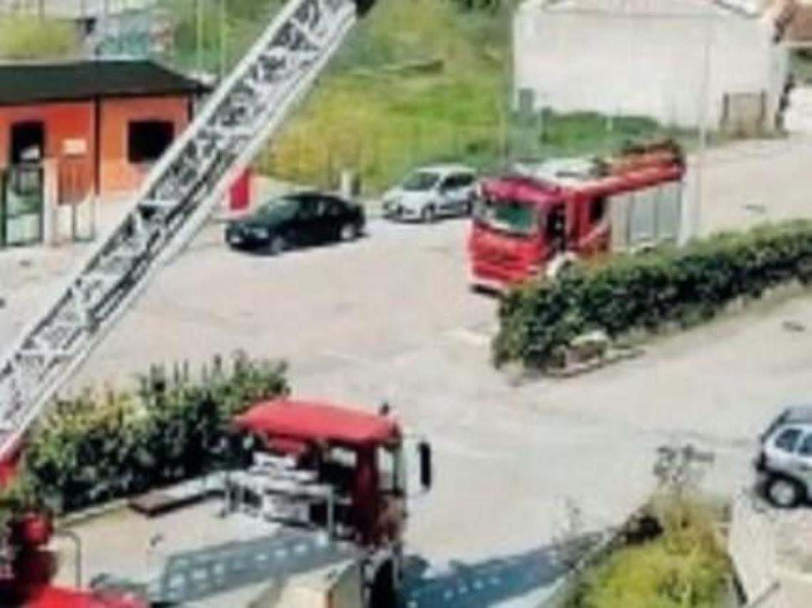 Cornicione pericolante: intervento di messa in sicurezza in una palazzina Ater