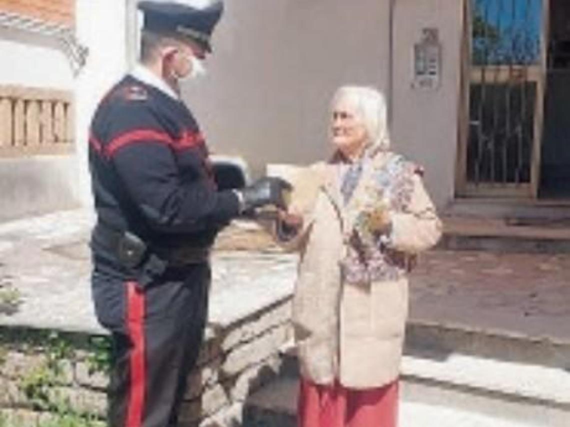 Coronavirus, i carabinieri consegnano la pensione agli anziani in difficoltà