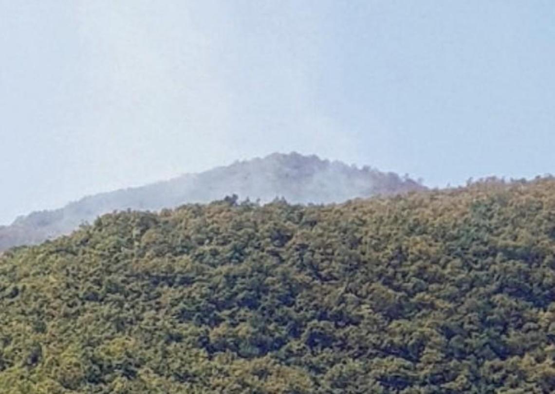 Il coronavirus non ferma i piromani: ancora incendi sulle montagne