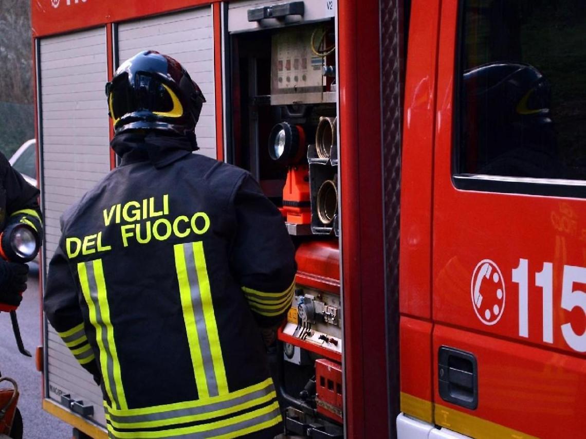 Esplode canna fumaria di un termocamino: boato scatena il panico nel quartiere
