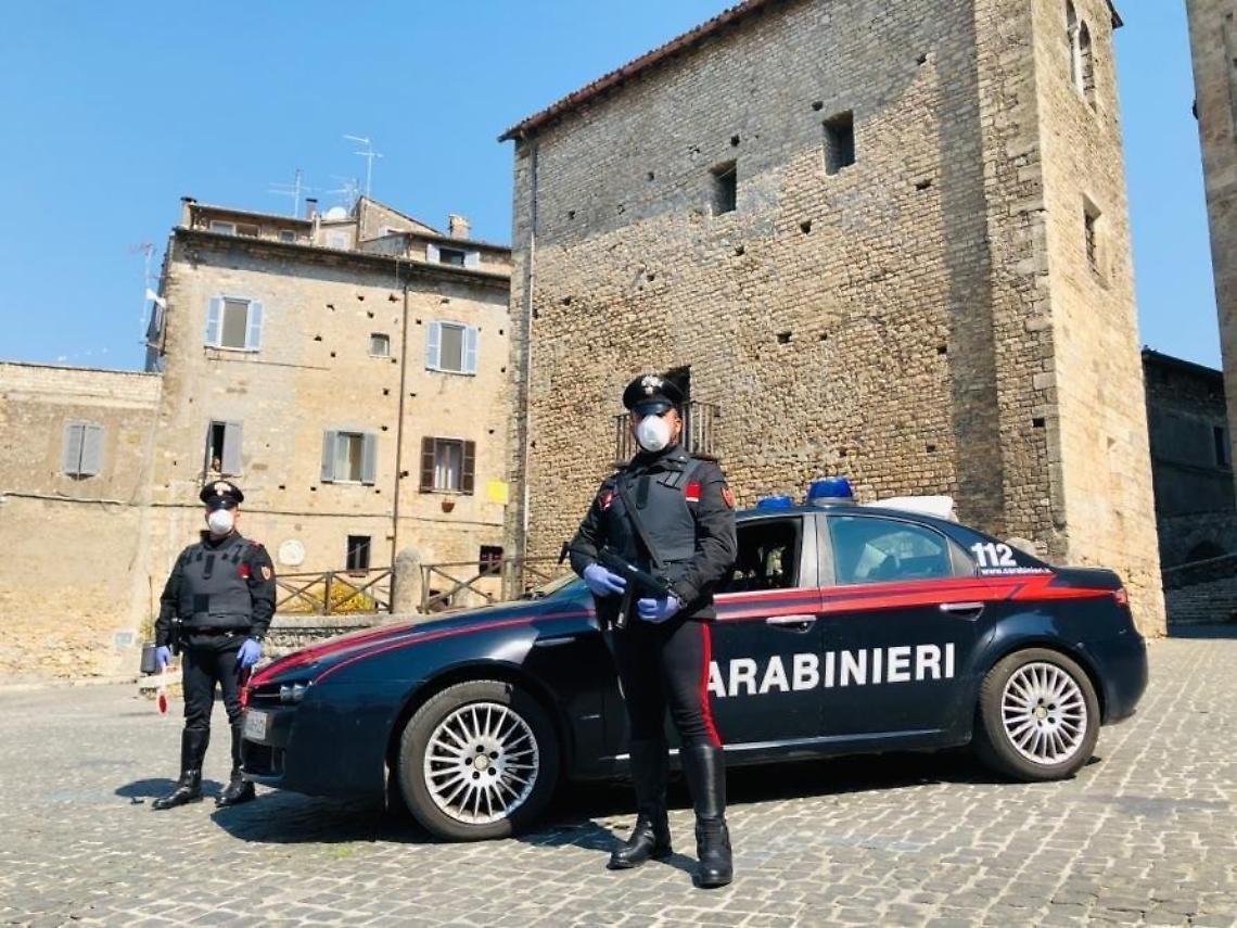 I "furbetti" non si arrendono: altre multe. Serve alimenti senza mascherina: è nei guai