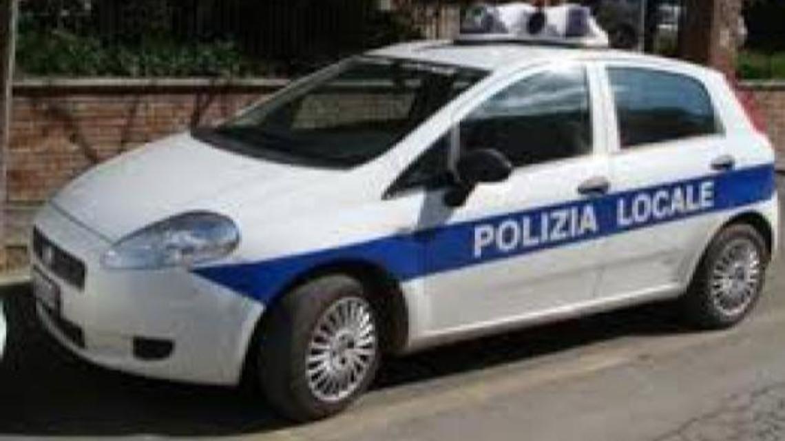 Scontro tra due furgoni: momenti di paura per i due conducenti