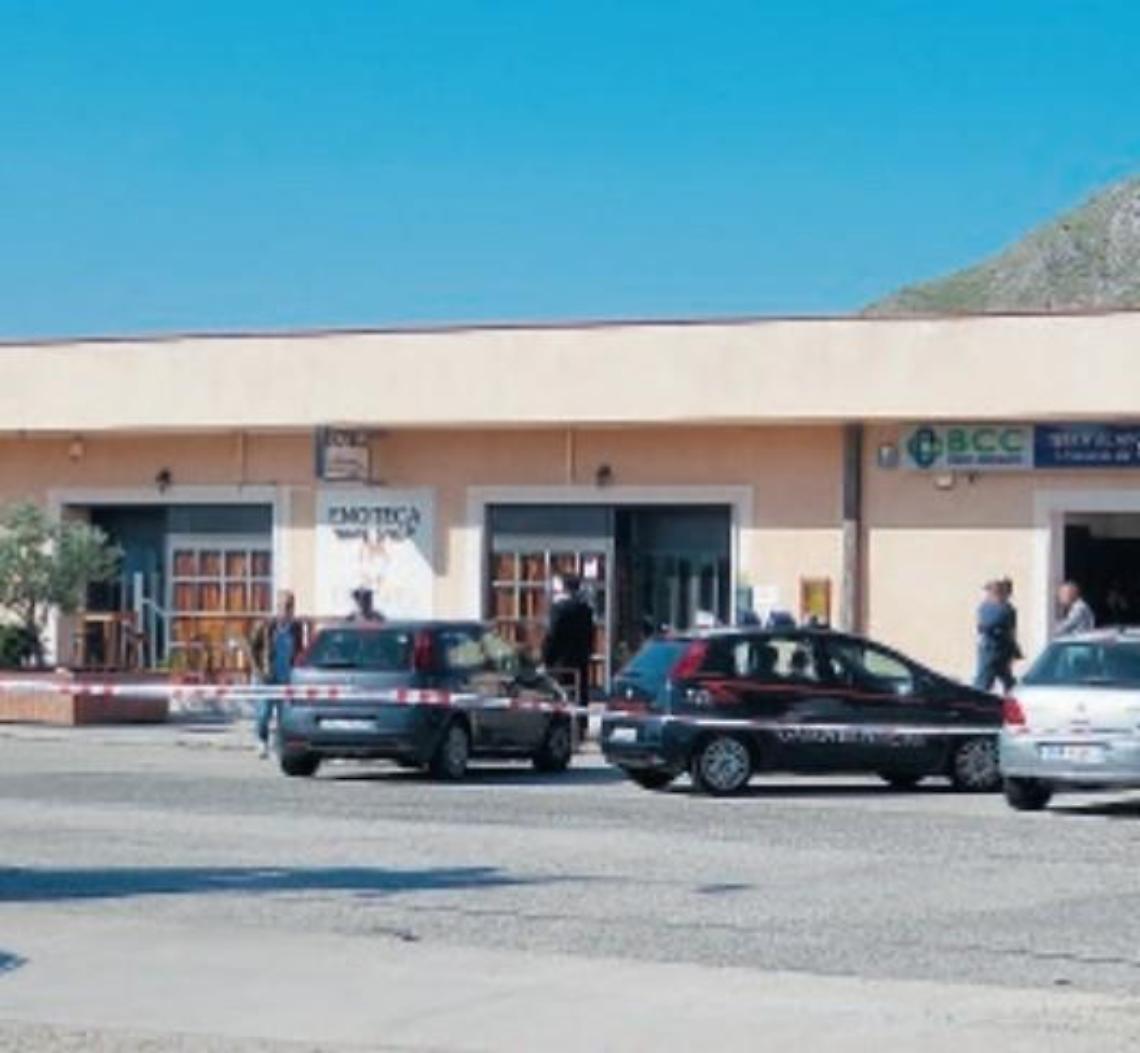 Assalto armato in banca: rapinatore incastrato dalle tracce di sangue
