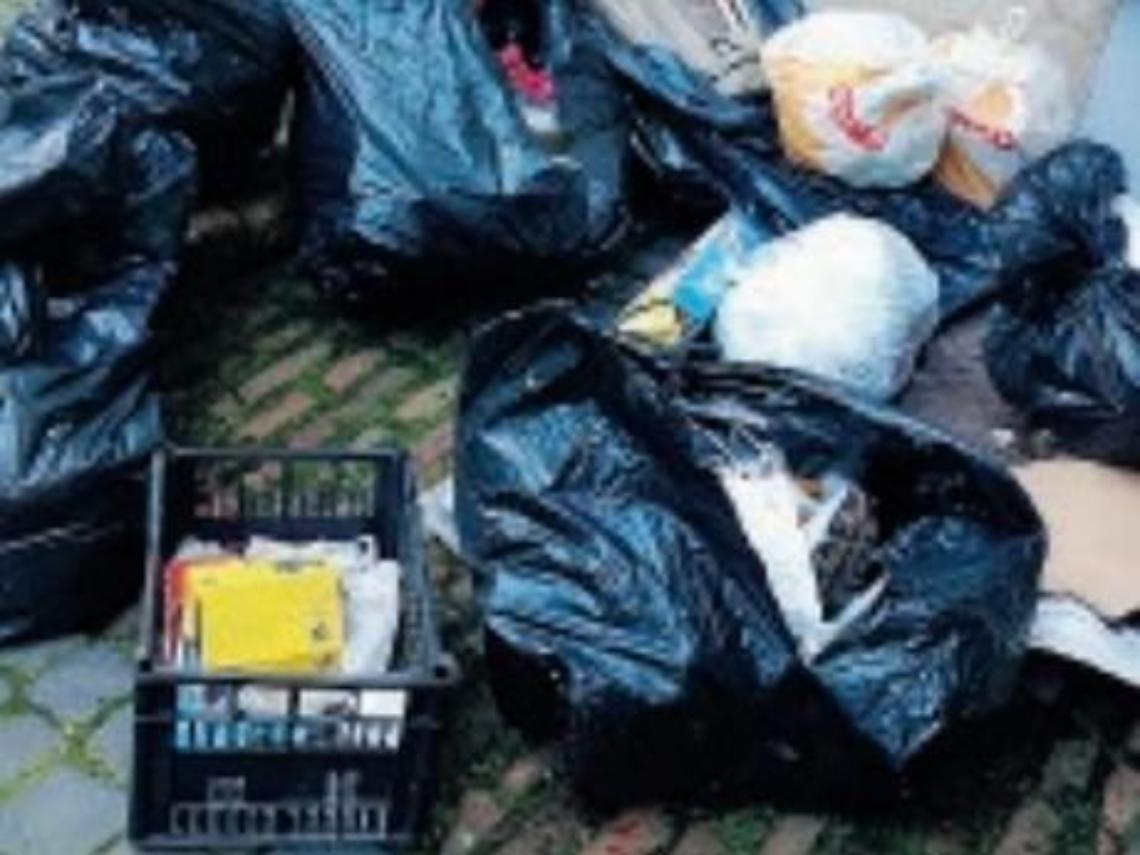 Abbandona i rifiuti e... l'autocertificazione: dopo la spesa pagherà la multa