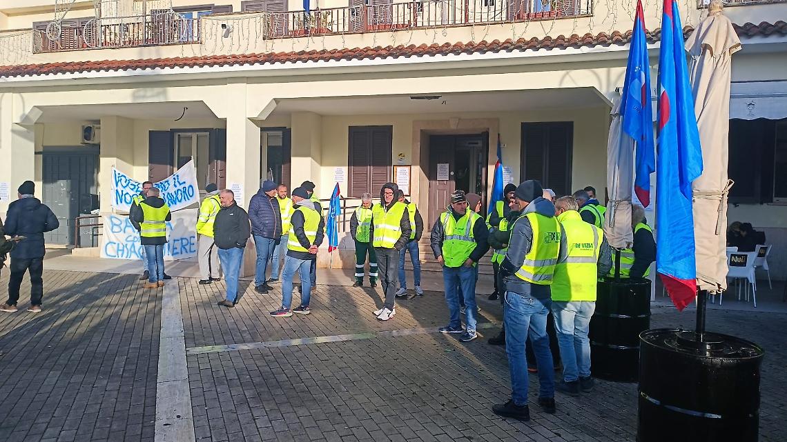 Operai dell'indotto Stellantis in protesta