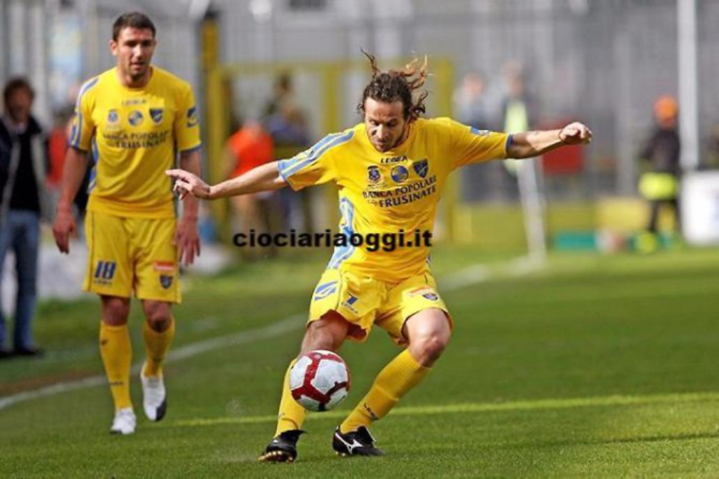 Mattia Biso calcia, dietro di lui Troianiello