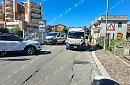 Incidente tra un'auto e una bici elettrica: ferito un uomo