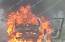 Auto in fiamme lungo la strada