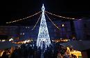 È festa grande: si accende l'albero di piazza Cavour