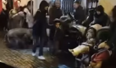 Paura durante la Via Crucis. Un cavallo cade e travolge il pubblico