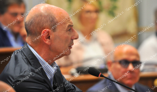 Comune, fuoco alle polveri