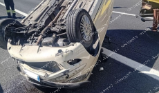 Scoppia uno pneumatico e l'auto si schianta in autostrada. Paura sull'A1