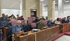 Comune, muro contro muro senza fine