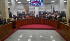 Baraonda politica in consiglio comunale. La maggioranza tiene per forza