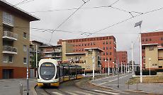 Tram deraglia e si schianta contro un palazzo: un morto e decine di feriti