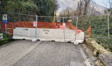Strada chiusa per gli smottamenti. La Provincia accelera per riaprirla