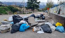 Rifiuti abbandonati davanti all'ecocentro. La rabbia dei residenti