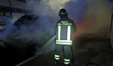 Paura in via Po per un furgone in fiamme