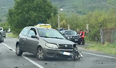 Scontro tra due auto: conducenti in ospedale