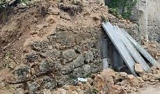 Cede un muro, intervento immediato del Comune