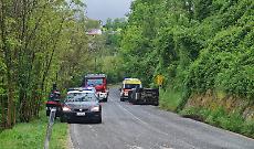 Auto si ribalta, paura per il conducente