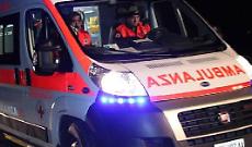 Punta una pistola alla polizia: gli agenti reagiscono e lo uccidono