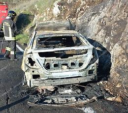 Auto esce fuori strada, finisce contro un muro e prende fuoco 