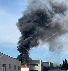 Camion in fiamme nella zona industriale. Sul posto i vigili del fuoco
