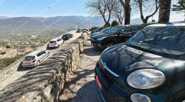 Acropoli invasa da auto. È di  nuovo  polemica